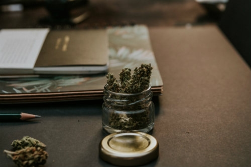 Smoking pure cannabis Dutch Headshop